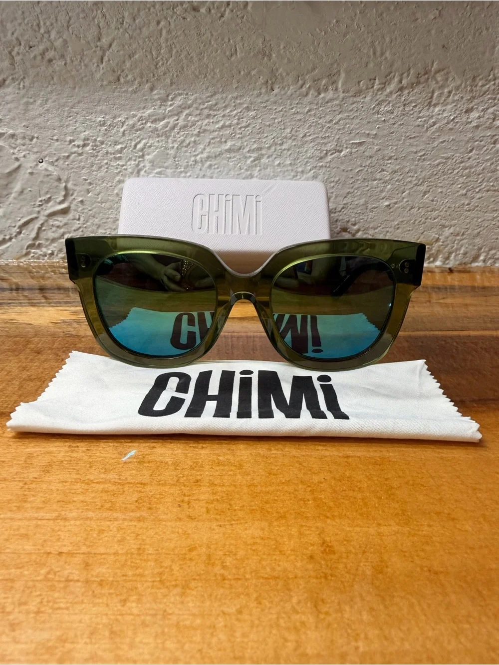 CHIMI Olive Green Cat-Eye Sunglasses with Dark Lenses